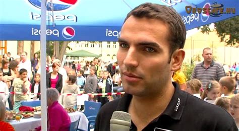 Játékunkban 11 ismert személyiség, köztük a magyar szövetségi kapitány, a külügyminiszter, országgyűlési képviselő, rektor, zenész, olimpiai bajnok, válogatott vízilabdázó, topmenedzser, fociszakértő, újságíró méri össze tippelési képességeit. Szilágyi Áron olimpiai bajnok vívó Orosházán - YouTube