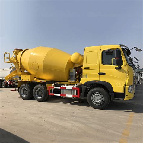 Um Caminhao Do Tipo Betoneira Transporta 8m De Concreto