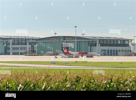 Lufthansa Hangar High Resolution Stock Photography And Images Alamy