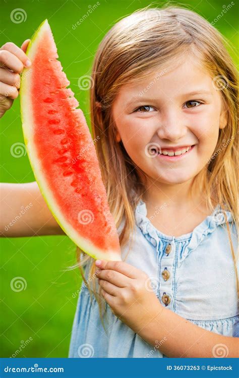 Leuk Meisje Die Watermeloen Eten Stock Afbeelding Image Of Openlucht Voeding 36073263
