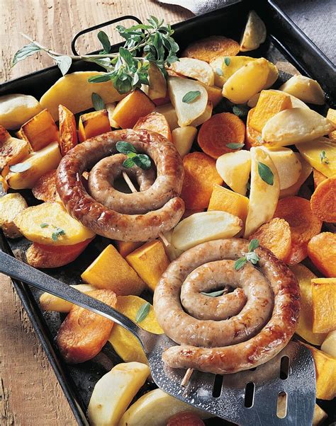 Saucisse à rôtir pommes de terre au four et légumes