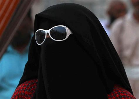 Muslimische Frau Aus Dem Iran In Einer Burka Fingert Ihre Muschi Mit Den Fingern Telegraph