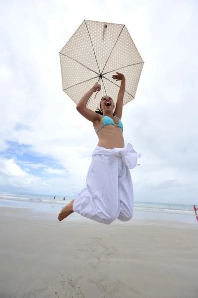 Kobieta W Tambaba Beach W Brazylii Znany Dzięki Czemu W Praktyce Nudyzm Naturyzm — Zdjęcie
