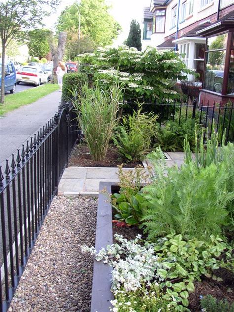 If you are gardening in small spaces like container gardening, garden boxes and raised beds, you have pay extra attention to your soil's nutritional needs. Garden Design for Small Front Gardens | Small front ...