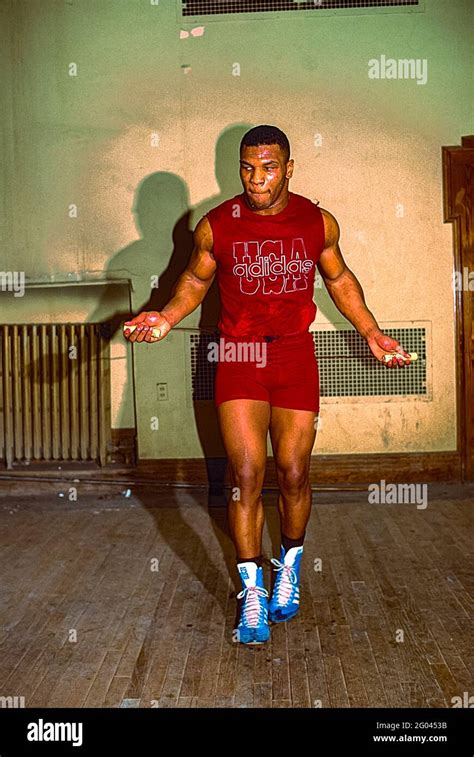 Mike Tyson Training At Cus Damatos Gym In Catskill Ny In 1986 Stock