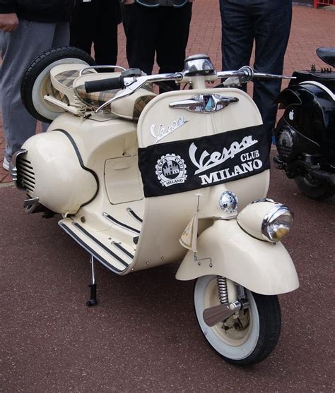 Vintage Scooters Full Bodied And Gorgeous Vespa Vintage Vespa Scooters