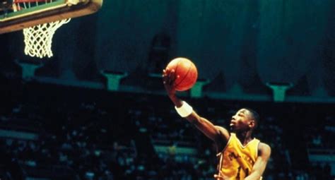 Documentary telling the story of two young men in chicago who are trying to realize their dream of playing professional basketball. Weekend Streaming Recommendations: Hoop Dreams, Spring ...