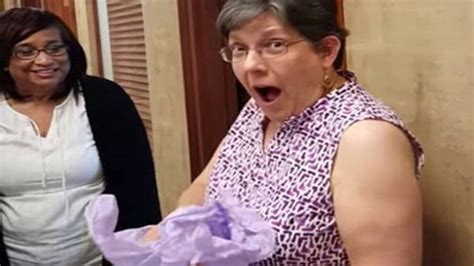 Cette femme apprend qu elle va devenir grand mère et sa réaction est magnifique Vidéo