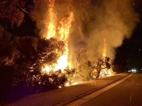 Midnight brush fire next to 405 Freeway threatens home • Long Beach ...