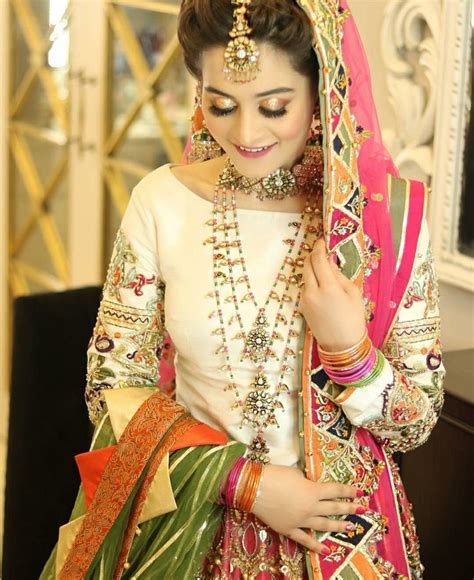 Pin By Mano👸 On Aineeb Pakistani Bridal Dresses Mehndi Dress