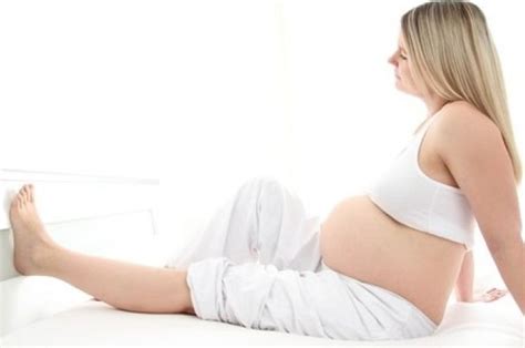 Hormon kehamilan yang dihasilkan ibu saat hamil akan membuat tubuh menahan dan mengumpulkan cairan lebih banyak. Hindari Kaki Bengkak Saat Hamil dengan Konsumsi Makanan ...