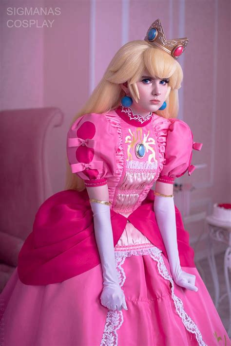 Princess Peach Cosplay By Sigmanas On Deviantart Mario Cosplay Cosplay