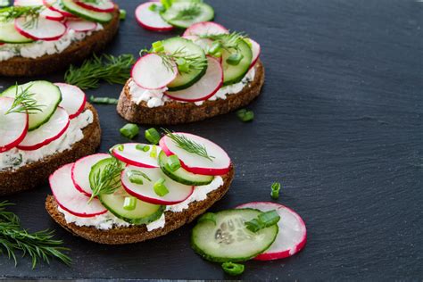 Tartine healthy au fromage frais concombre et radis