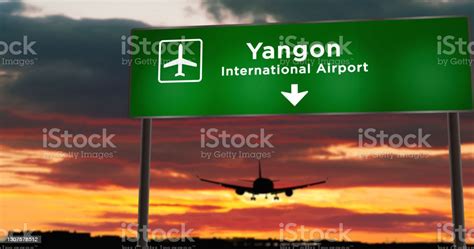 간판이 있는 양곤 미얀마 공항에 착륙하는 비행기 공항에 대한 스톡 사진 및 기타 이미지 공항 양곤 거리 Istock