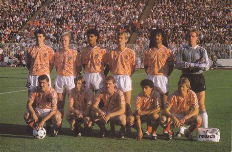 Ik vind het leuk om over voetbal te praten en er over te vertellen, en ik speel zelf ook voetbal. Nederlands Elftal 1988 Europees Kampioen met 11 originele ...