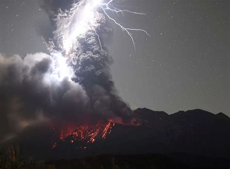 A Photographer Captured The Exact Moment Lightning Struck Japans