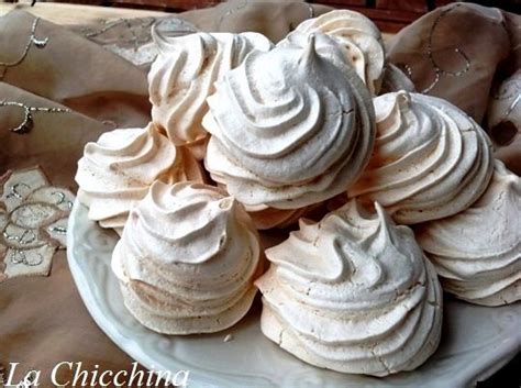 Le meringhe sono dei deliziosi dolcetti a base di albumi montati a neve con lo zucchero, sono leggere e croccanti e. Meringhe | Ricette, Meringa, Ricette di cucina
