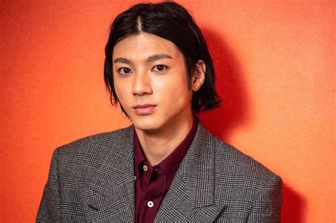 で主演を務める #山田裕貴 さんです。 高校の倫理教師を主人公にした異色の学園ドラマとなる本作。 右にちょこちょこ 左にちょこちょこ 本日の日直は #山田裕貴 さん! 山田裕貴が感じる30代の俳優としての責任感 「ここからは本物 ...