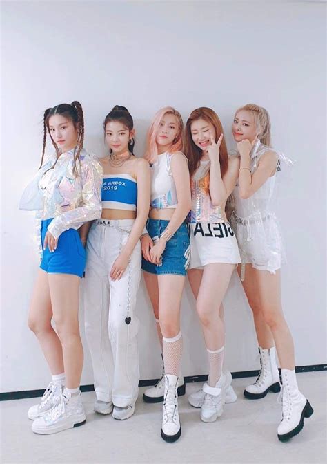 Pin By Eli Yadan On Itzy Itzy Stage Outfits Kpop Outfits