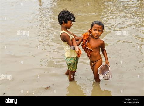 Sunderban Bangladesch Ca Juli 2012 Zwei Kleine Jungen Mit Schwarze Haare Waschen Im Fluss