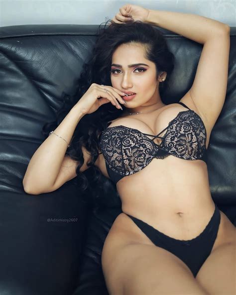 Indian Top Fitness Model Influencer Aditi Mistry New Viral Photos