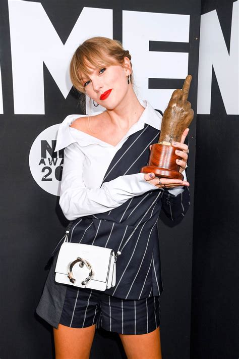Taylor Swift Makes Surprise Appearance At Nme Awards In London With Joe