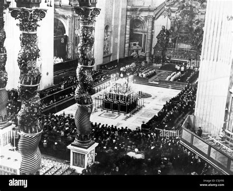 The Funeral Of Pope Pius Xii In St Peters Fotografías E Imágenes De
