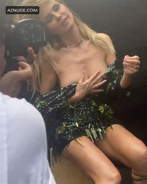 Heidi Klum Showed Her Tits Slightly Covered With Hands And Beautiful