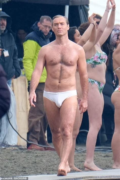 Richard Madden Fears He S Projecting An Unrealistic Body Image Top
