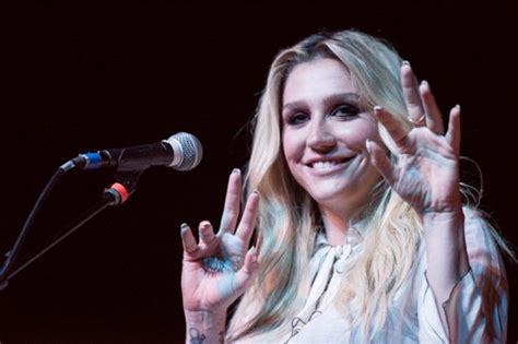 Kesha Changes Diddy Lyric During Live Performance Of “tik Tok