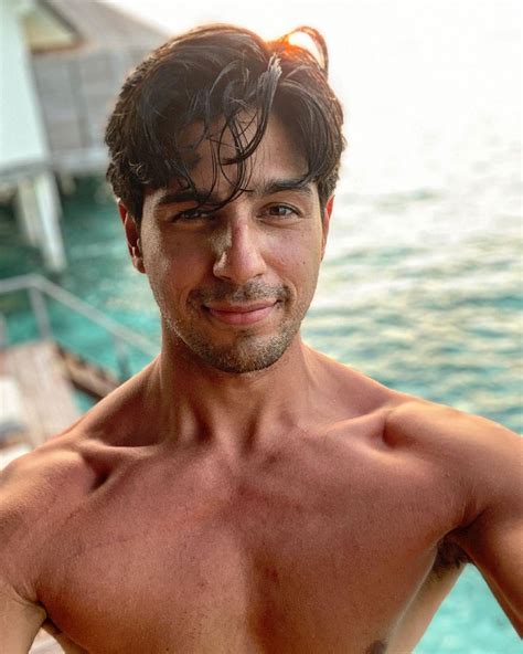 Shirtless Bollywood Men Sexy Sidharth Malhotra Shirtless Instagram Hottie Topless For 2021