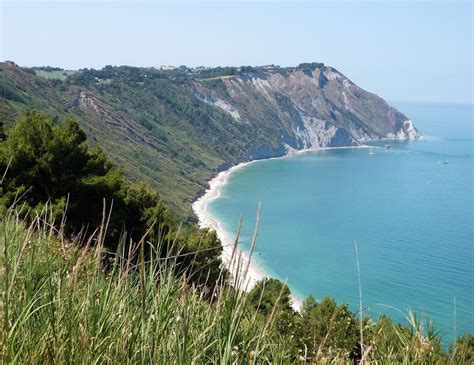 A privileged and exclusive location with complete view of the sea and mountains, from which you can reach the beach through a short path surrounded. Conero spiagge: da Numana a Portonovo fino a Sirolo