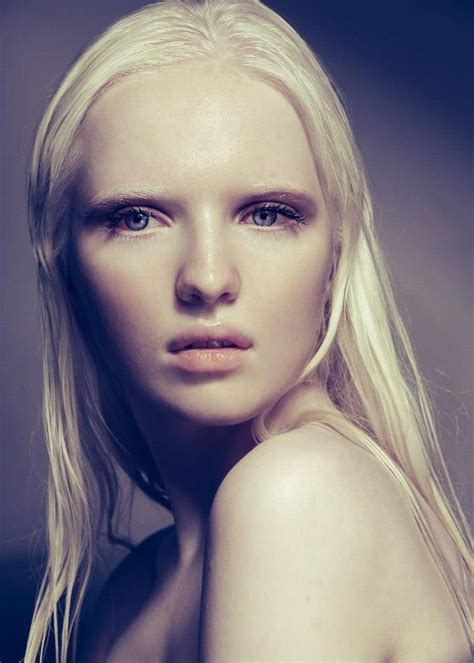 Nastya Kumarova CRV Modelo Albino Rosto Beleza