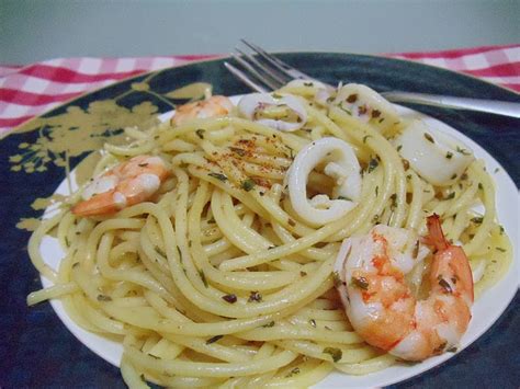 It is packed with so much flavor, and it is amazingly garlicky without being too overpowering. Life is colorful: Step by Step... Spaghetti Aglio Olio