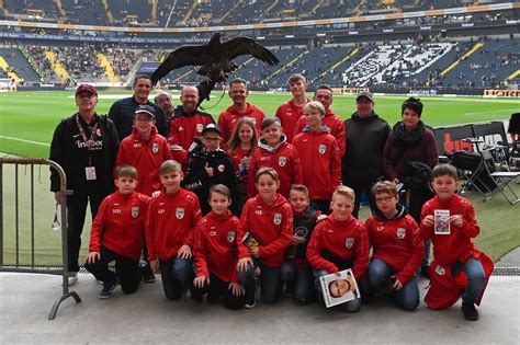 Vor spielbeginnder bvb empfängt eintracht frankfurt zu einem wegweisenden duell im signal iduna park. „Eintracht mit der Jugend": Schenken macht Freude ...