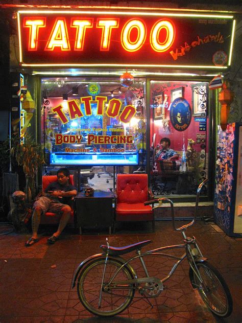 Tienda De Tatuajes En Bangkok Tattoo Studio Interior Tattoo Shop