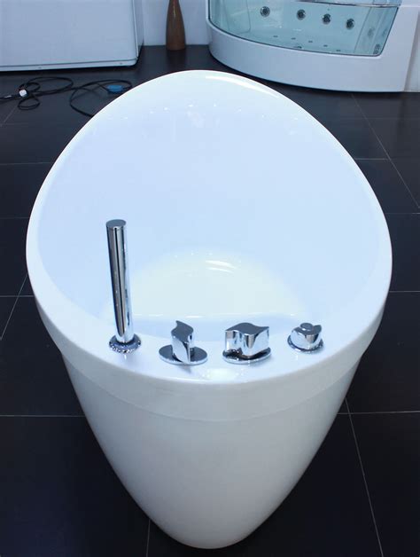 Tubs for small bathrooms can also be shower baths, as they offer two in one functionality and can fit in a corner without much hassle. Deep Tubs for Small Bathrooms That Provide You Functional ...