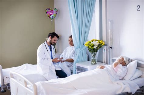 Premium Photo Male Doctor Interacting With Female Senior Patient In