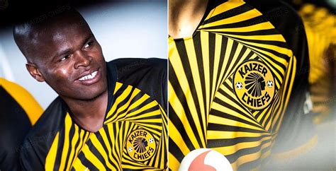Das trikot befindet sich im herausragenden. Faszinierende Nike Kaizer Chiefs 19-20 Trikots ...
