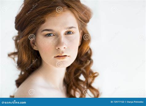 Belle Jeune Femme Rousse Avec Le Portrait De Taches De Rousseur Image Stock Image Du Tête