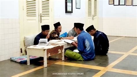 Dari ibnu 'abbas radhiyallahu 'anhuma, ia berkata bahwa rasulullah shallallahu 'alaihi wa sallam pernah bertanya pada seorang wanita Tradisi dan Budaya Pondok Pesantren Kempek Selama Bulan ...