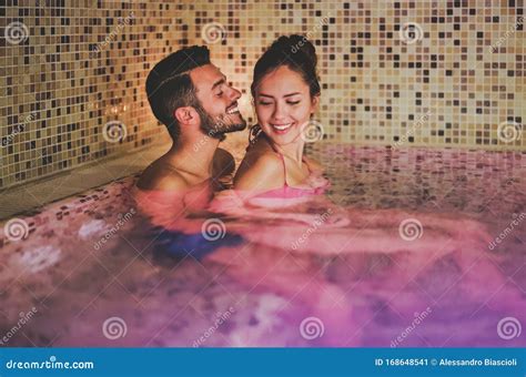 Gelukkig Paar Dat Plezier Heeft In Het Zwemzwembad Luxe Reserveshortel