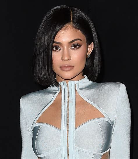 Contact kylie jenner on messenger. Kylie Jenner's Short Hairstyles and Haircuts - 15+