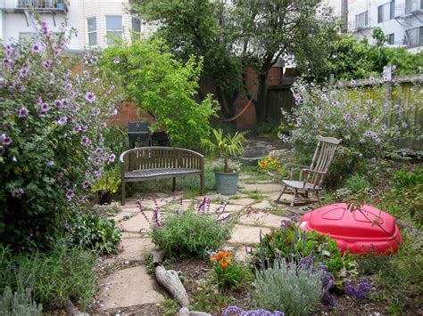 Backyard Garden Design Ideas - HomesFeed Organic and natural materials should be anyone's first choice when decorating the outdoors and having a rock garden should definitely be on your wishlist.