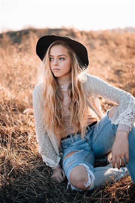 10 Beautiful Outfit Ideas For Senior Pictures 2021