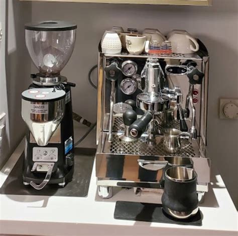 There's also how durable your grinder is and how it looks to consider. Mazzer Mini A electronic grinder in excellent | Culinary ...
