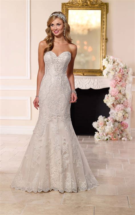 4.4 out of 5 stars. Plus Size Fit-and-Flare Strapless Wedding Dress I Stella York