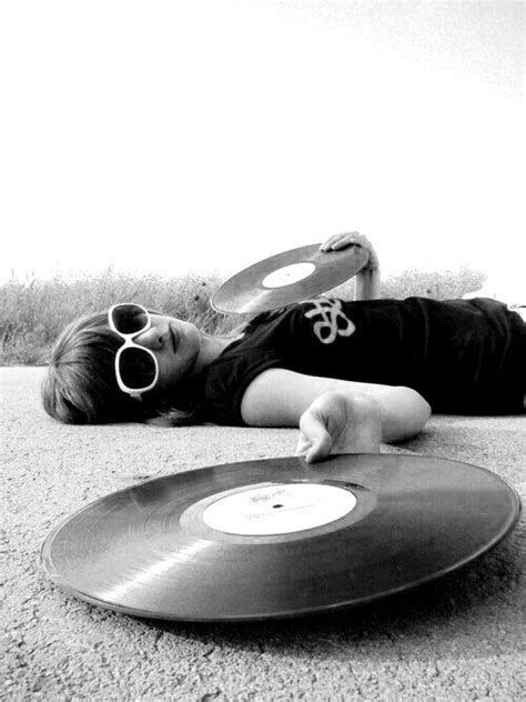 girl with vinyl record vinile vinili musica