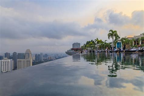 Aqueen hotel paya lebar (sg clean, staycation approved). Famous Infinity Pool In The Marina Bay Sands Luxury Hotel ...