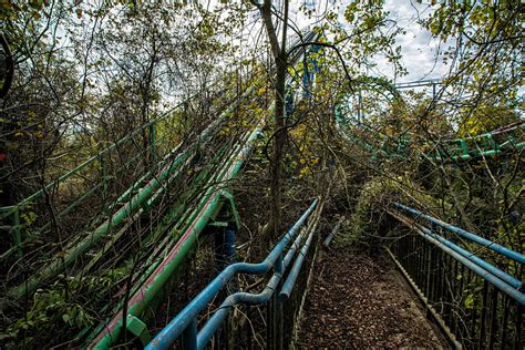 The Abandoned Six Flags New Orleans Amusement Park Abandoned America